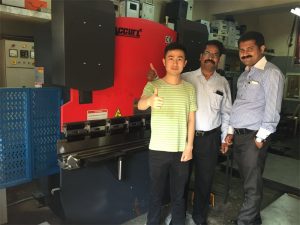 לקוחות בהודו לבקר במפעלים קנה מכונות